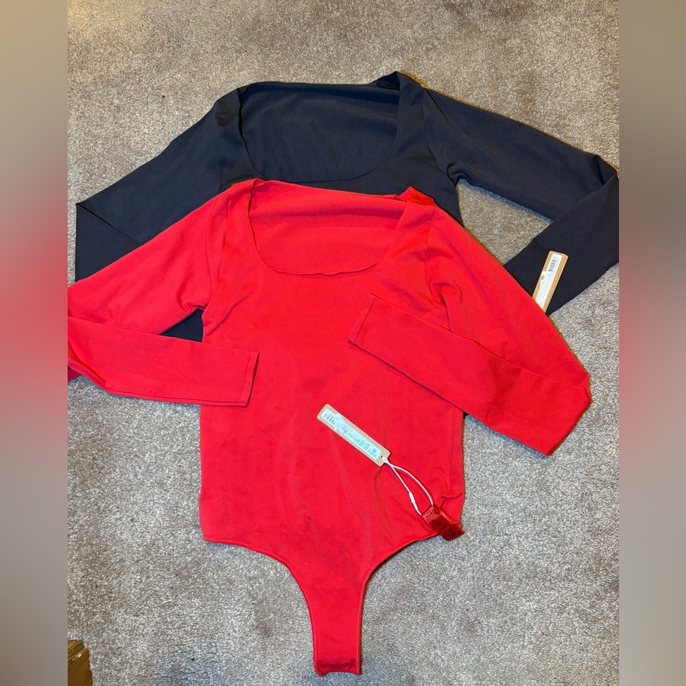 SKIMS essential bodysuit s/m bundle
Red NWT
Onyx NWT